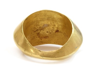 Lot 9 - A Roman hollow gold hardstone intaglio ring