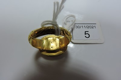 Lot 5 - A Roman gold hardstone intaglio ring