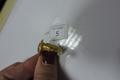 Lot 5 - A Roman gold hardstone intaglio ring