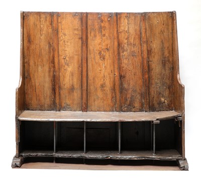 Lot 517 - A rustic elm settle