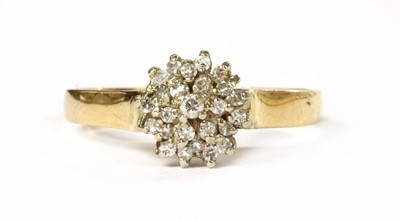 Lot 59 - A gold diamond cluster ring
