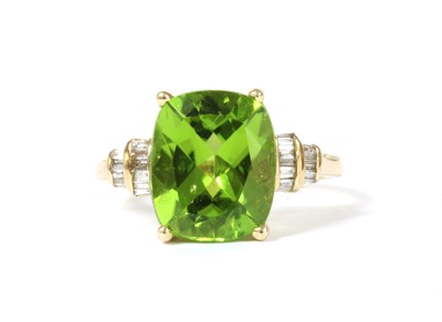 Lot 151 - A gold peridot and diamond ring