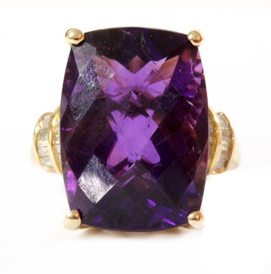 Lot 157 - A gold amethyst and diamond ring