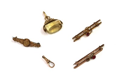 Lot 1359 - An Edwardian 9ct gold citrine swivel fob