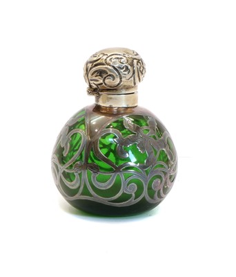 Lot 21 - An Edwardian glass and silver mounted scent bottle