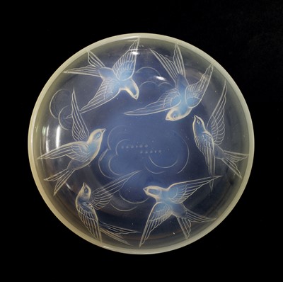 Lot 180 - A Sabino opalescent glass dish