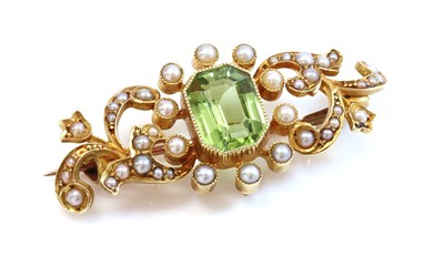 Lot 102 - A late Victorian peridot and split pearl scrolling bar brooch, c.1900
