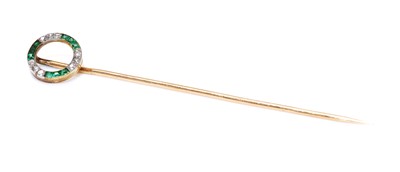 Lot 152 - A French Art Deco emerald and diamond stick pin