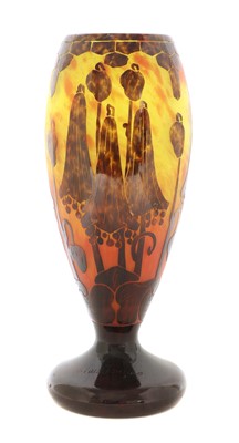Lot 12 - A Le Verre Français cameo vase