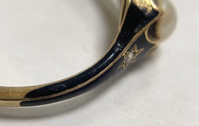 Lot 1003 - A Victorian gold enamel, split pearl and diamond memorial ring