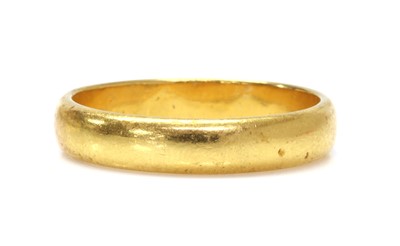 Lot 1066 - A 22ct gold 'D' section wedding ring