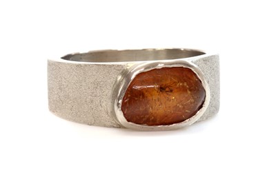Lot 267 - A gentlemen's 18ct white gold single stone amber ring
