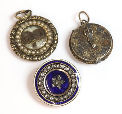 Lot 139 - A Georgian diamond and enamel circular target form brooch, c.1790