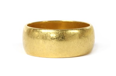Lot 1069 - A 22ct gold 'D' section wedding ring