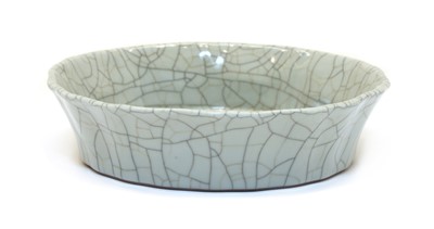 Lot 90 - A Chinese ge-type dish