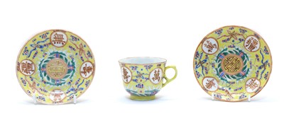 Lot 99 - A Chinese famille rose cup