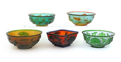 Lot 81 - A collection of five Chinese overlay Peking glass bowls