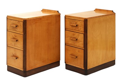 Lot 220 - A pair of Art Deco maple bedside chests
