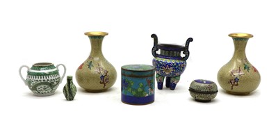 Lot 185 - A collection of Chinese items