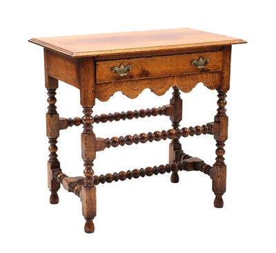 Lot 431 - An oak side table