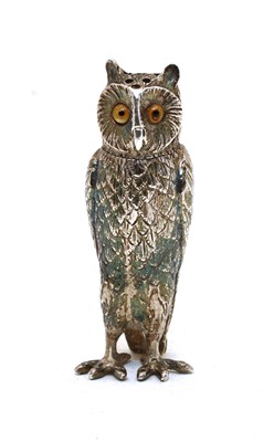 Lot 11 - A novelty silver pepperette in the form of an owl