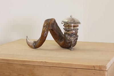 Lot 340 - A Victorian ram's horn table snuff mull