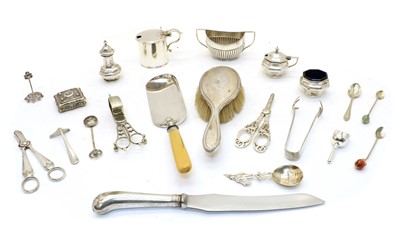 Lot 67 - A collection of silver items