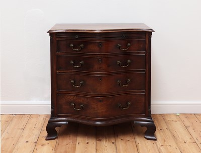 Lot 36 - A George III serpentine mahogany chest of drawers