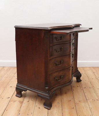Lot 36 - A George III serpentine mahogany chest of drawers