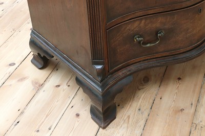 Lot 36 - A George III serpentine mahogany chest of drawers