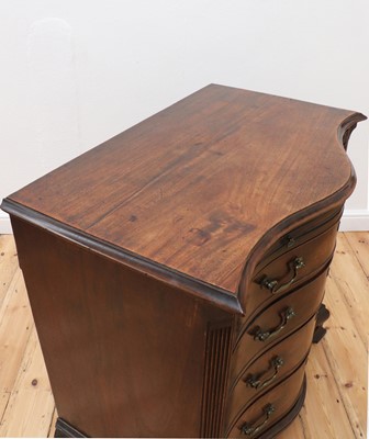 Lot 36 - A George III serpentine mahogany chest of drawers