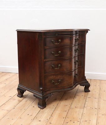 Lot 36 - A George III serpentine mahogany chest of drawers