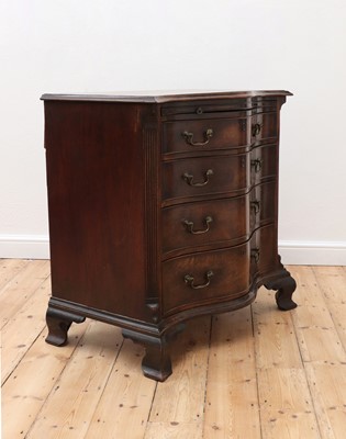 Lot 36 - A George III serpentine mahogany chest of drawers