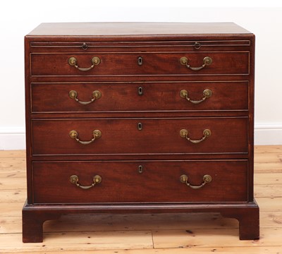 Lot 21 - A George III mahogany caddy-top chest of drawers
