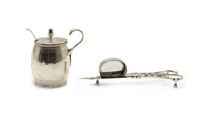 Lot 3 - A pair of George III silver scissor snuffers