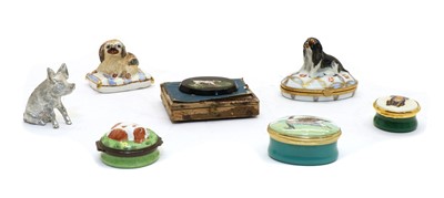 Lot 72 - A Halcyon Days pill box