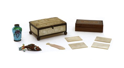 Lot 130 - An Indian carved mother of pearl trinket box