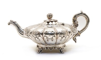 Lot 34 - A William IV Irish silver teapot