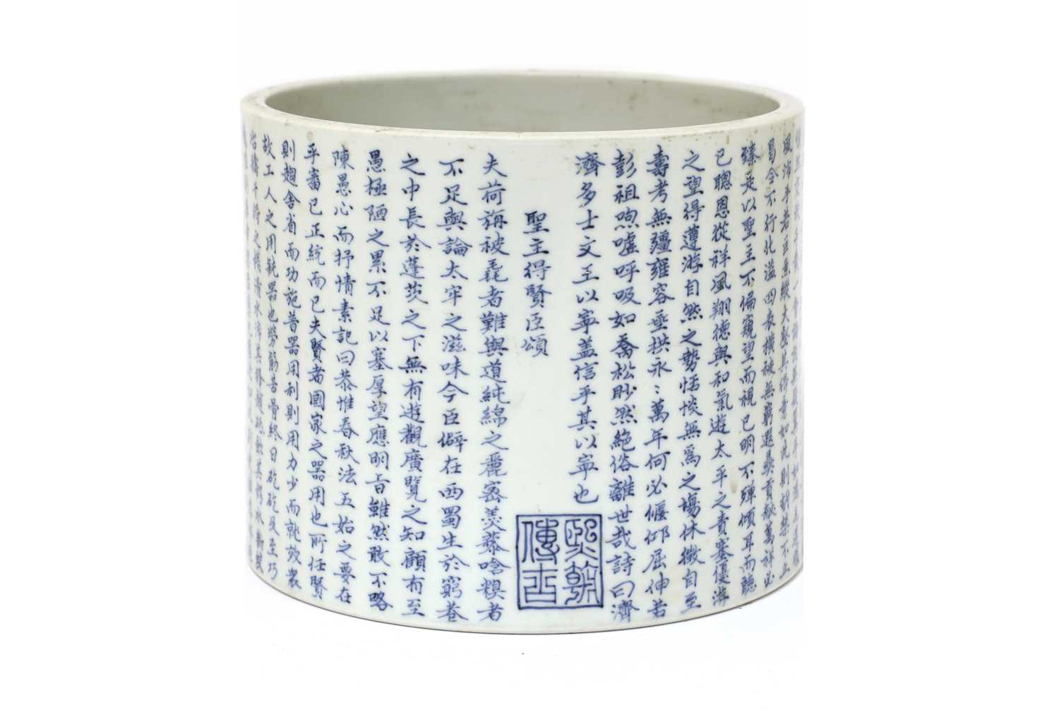 Lot 29 - A Chinese blue and white brush pot
