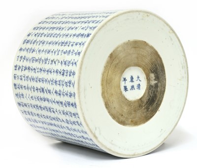 Lot 29 - A Chinese blue and white brush pot