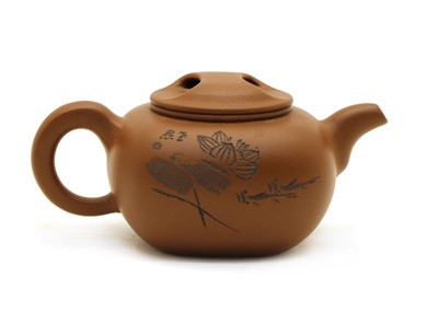Lot 279 - A Yixing zisha teapot and cover