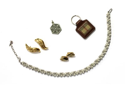 Lot 273 - A quantity of costume jewellery