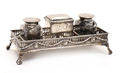 Lot 32 - A George III silver snuffers tray