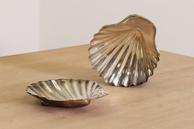 Lot 334 - A George III silver shell butter dish