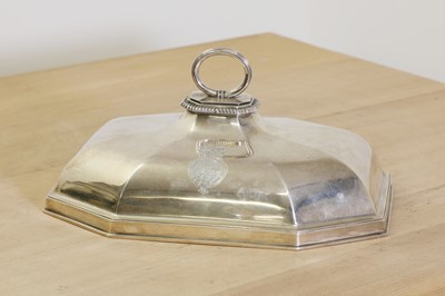 Lot 646 - A George III silver serving dish lid