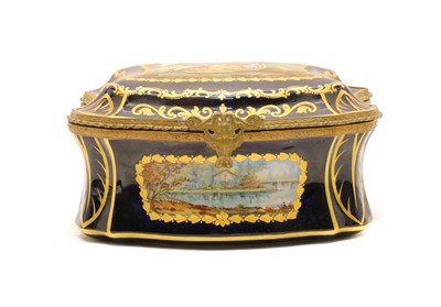 Lot 80 - A French porcelain trinket box