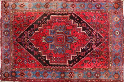 Lot 606 - A hand knotted Hamadan rug