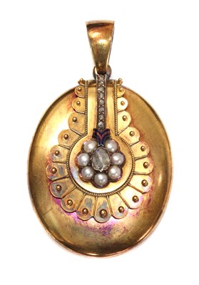 Lot 66 - A cased Victorian gold diamond and split pearl hinged locket, c.1880