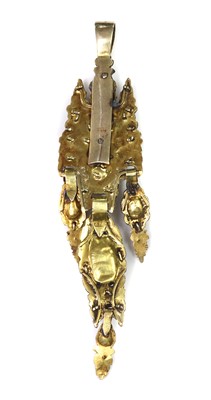 Lot 21 - A cased late 18th century or early 19th century emerald set Catalan earring
