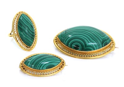 Lot 76 - A gold malachite brooch, c.1900